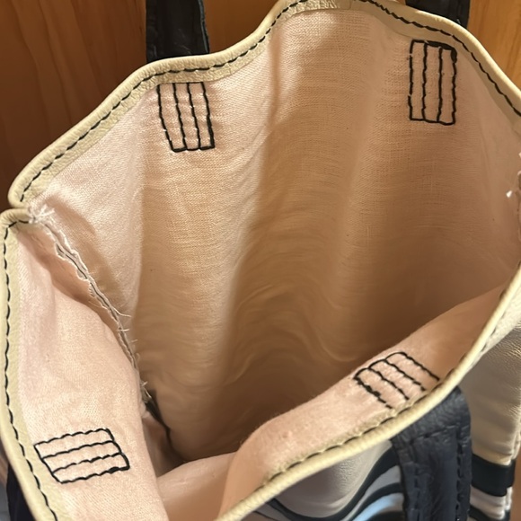 Wine purse-this is the perfect bag to haul around at least 3 bottles of wine! - Picture 5 of 6